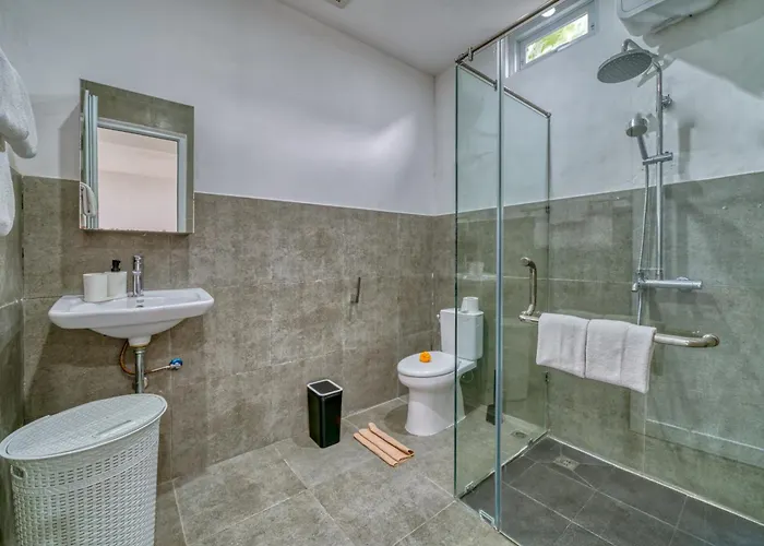 2 Bed Modern With Big Pool *
